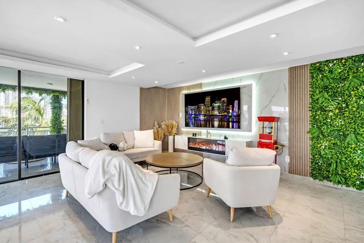 Building Golden Isles Drive - ventur - 1372349 adresindeki bir dairede modern mobilyalarla zarif bir şekilde tasarlanmış oturma odası Hallandale Beach, Hallandale Beach Building Golden Isles Drive - ventur - 1372349 adresindeki bir dairede modern mobilyalarla zarif bir şekilde tasarlanmış oturma odası Hallandale Beach, Hallandale Beach