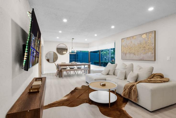 Elegante sala de estar con mobiliario moderno en un apartamento en Building Perry Street - ventur - 1372363 en Hollywood, Hollywood