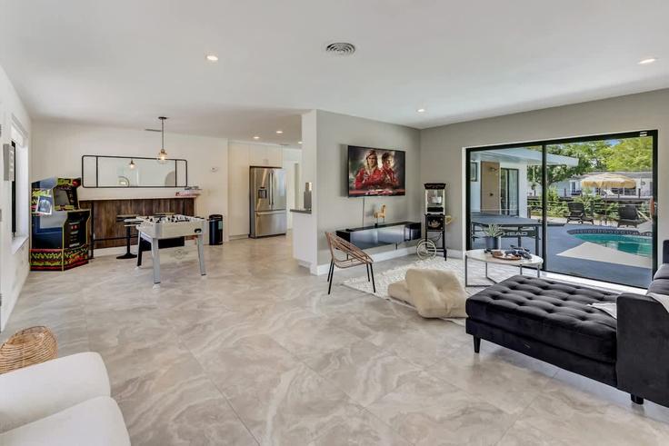 Ojus OjusのBuilding Northeast 195th Street - ventur - 1372348のアパートメントにある、モダンな家具を備えたエレガントなデザインのリビングルーム