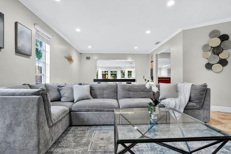 Elegant gestaltetes Wohnzimmer mit moderner Einrichtung in einer Wohnung im Building Northeast 202nd Street - ventur - 1372367 in Ojus, Ojus