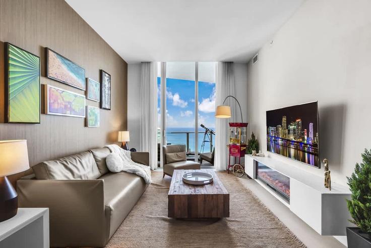 Hollywood, Hollywood에 위치한 Building South Ocean Drive - ventur - 1372345 유닛의 세련된 인테리어가 돋보이는 거실 Hollywood, Hollywood에 위치한 Building South Ocean Drive - ventur - 1372345 유닛의 세련된 인테리어가 돋보이는 거실