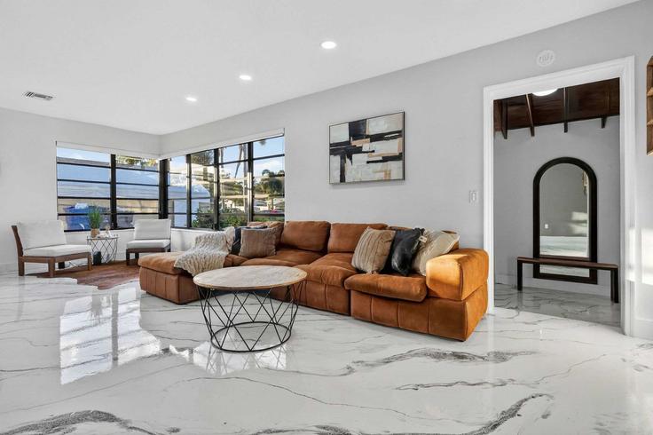 Elegante sala de estar con mobiliario moderno en un apartamento en Building Park Street - ventur - 1372331 en Hollywood, Hollywood