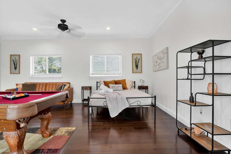 Sala de estar elegantemente projetada com móveis modernos em um apartamento no Building Northeast 11th Street - ventur - 1372360 em Fort Lauderdale, Fort Lauderdale