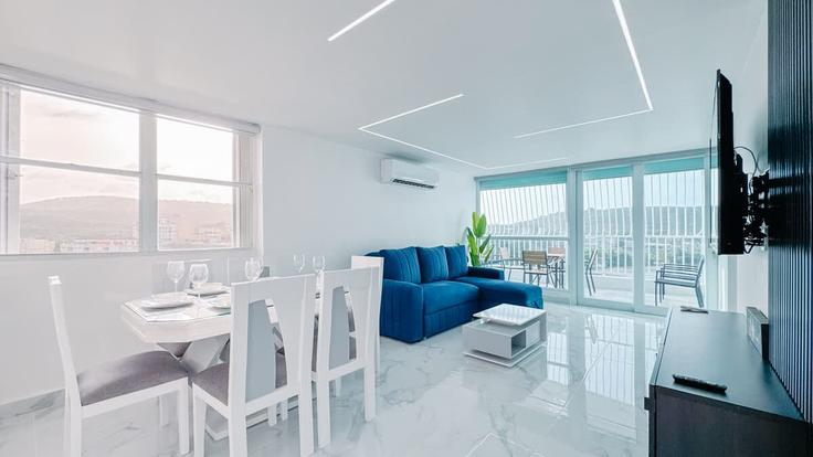 Elegant gestaltetes Wohnzimmer mit moderner Einrichtung in einer Wohnung im Building Avenue Marina View - venvenido-spaces - 1315640 in Fajardo, Fajardo Elegant gestaltetes Wohnzimmer mit moderner Einrichtung in einer Wohnung im Building Avenue Marina View - venvenido-spaces - 1315640 in Fajardo, Fajardo