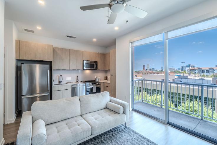 Elegant gestaltetes Wohnzimmer mit moderner Einrichtung in einer Wohnung im Building McKinney Avenue - verosade - 1628230 in Dallas, Dallas Elegant gestaltetes Wohnzimmer mit moderner Einrichtung in einer Wohnung im Building McKinney Avenue - verosade - 1628230 in Dallas, Dallas