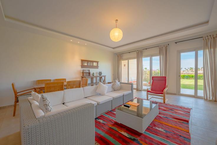 Sala de estar elegantemente projetada com móveis modernos em um apartamento no Building Soma Bay - Golf Town House - vesta-hospitality - 1639377 em Safaga, Red Sea