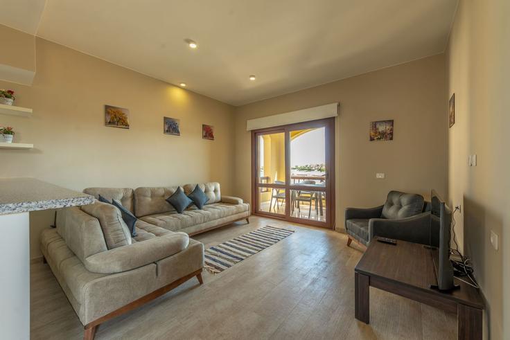 Red Sea Hurghada 2のBuilding 1/9 - vesta-hospitality - 1639385のアパートメントにある、モダンな家具を備えたエレガントなデザインのリビングルーム Red Sea Hurghada 2のBuilding 1/9 - vesta-hospitality - 1639385のアパートメントにある、モダンな家具を備えたエレガントなデザインのリビングルーム