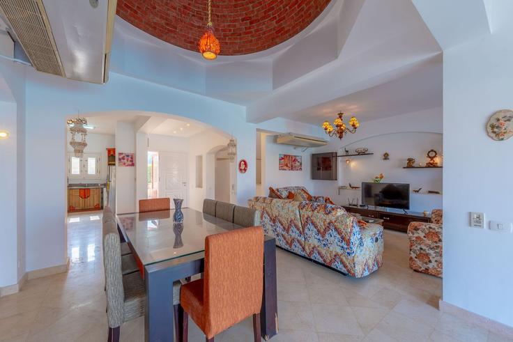 Elegant gestaltetes Wohnzimmer mit moderner Einrichtung in einer Wohnung im Building Read Sea - vesta-hospitality - 1643233 in Hurghada 2, Red Sea