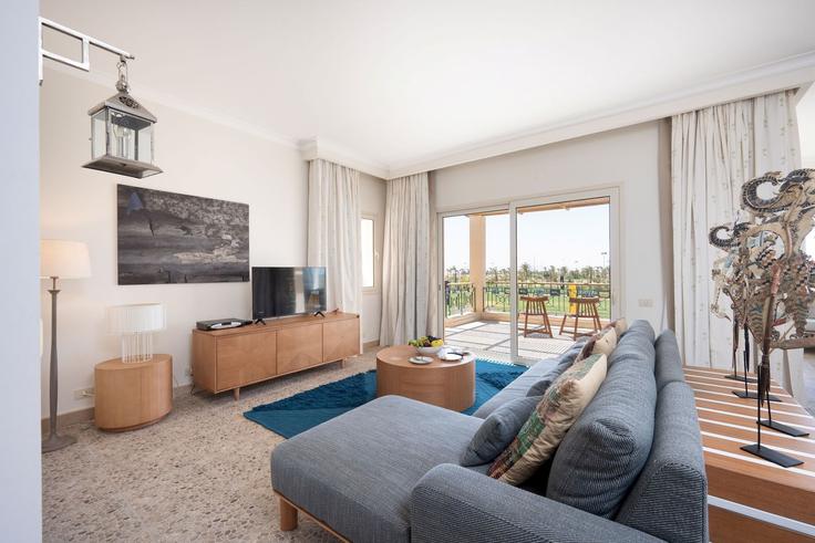 Sala de estar elegantemente projetada com móveis modernos em um apartamento no Building Soma Bay - Golf Town House - vesta-hospitality - 1639382 em Safaga, Red Sea