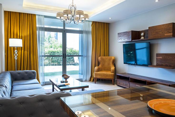 Building Cairo Festival City - Festival Living Apartments - vesta-hospitality - 1630396 adresindeki bir dairede modern mobilyalarla zarif bir şekilde tasarlanmış oturma odası New Cairo 1, Cairo