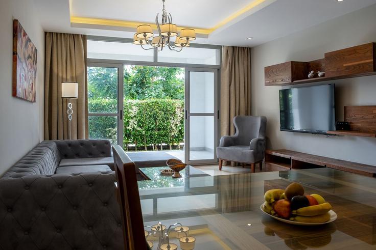 Cairo New Cairo 1のBuilding Cairo Festival City - Festival Living Apartments - vesta-hospitality - 1630394のアパートメントにある、モダンな家具を備えたエレガントなデザインのリビングルーム