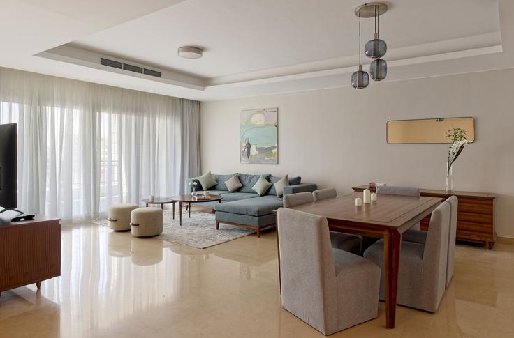 Cairo New Cairo 1のBuilding Cairo Festival City - Festival Living Apartments - vesta-hospitality - 1634375のアパートメントにある、モダンな家具を備えたエレガントなデザインのリビングルーム