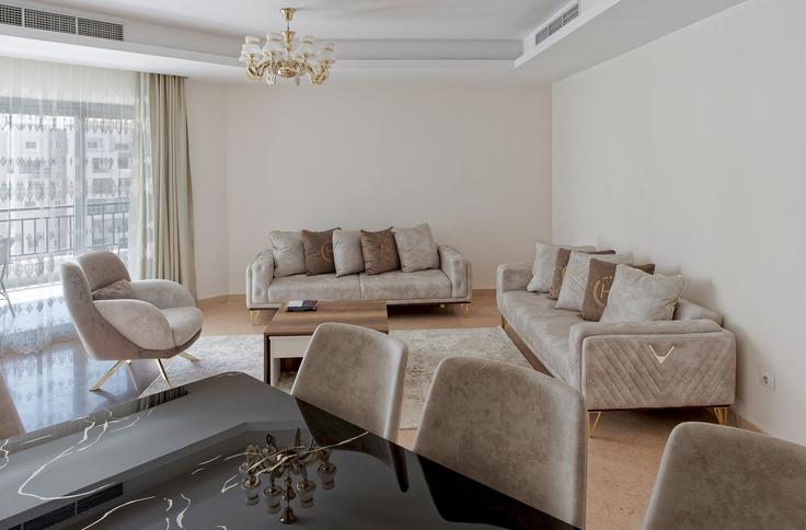 Cairo New Cairo 1のBuilding Cairo Festival City - Festival Living Apartments - vesta-hospitality - 1634360のアパートメントにある、モダンな家具を備えたエレガントなデザインのリビングルーム