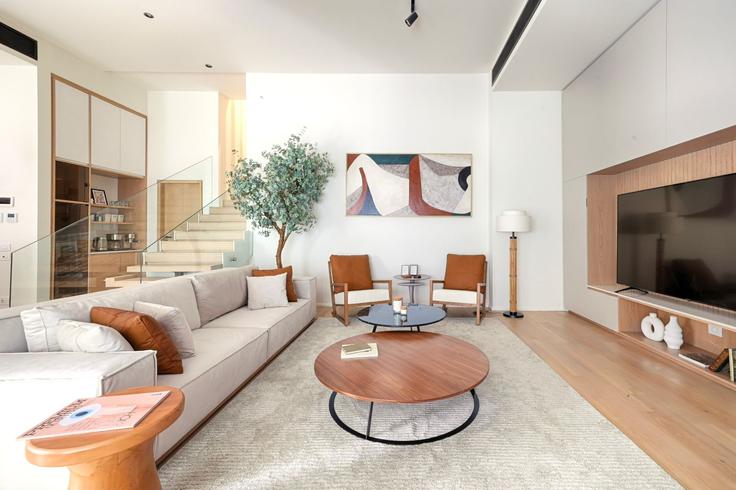 Sala de estar elegantemente projetada com móveis modernos em um apartamento no Building La Mirada - vesta-hospitality - 1639378 em New Cairo 3, Cairo