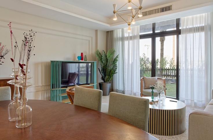 Cairo New Cairo 1のBuilding Aura apartments - vesta-hospitality - 1634381のアパートメントにある、モダンな家具を備えたエレガントなデザインのリビングルーム