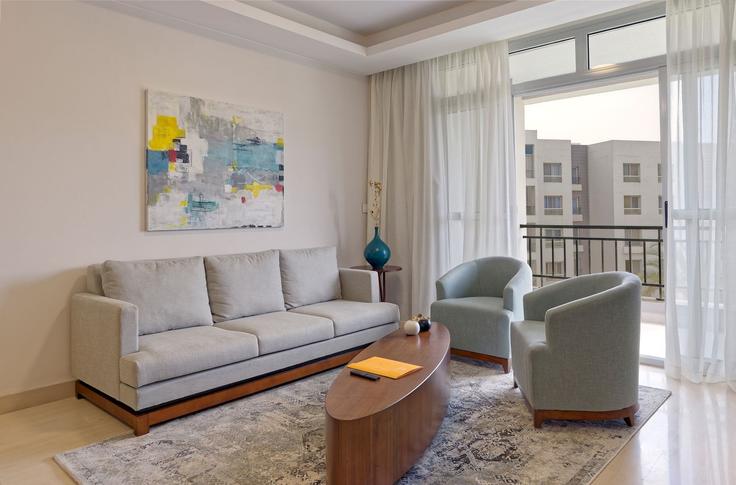 Cairo New Cairo 1のBuilding Festival Living - vesta-hospitality - 1634367のアパートメントにある、モダンな家具を備えたエレガントなデザインのリビングルーム