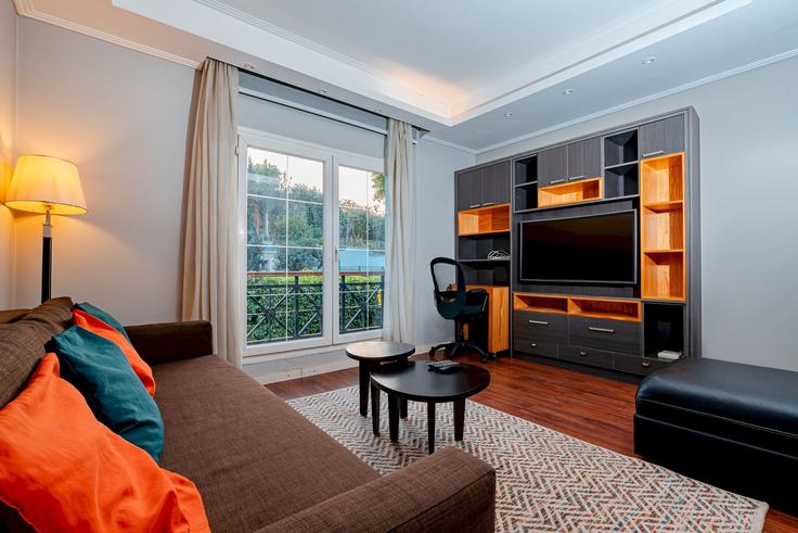 Sala de estar elegantemente projetada com móveis modernos em um apartamento no Building Lavender Lounge & Restaurant - vesta-hospitality - 1634736 em Second New Cairo, Cairo Sala de estar elegantemente projetada com móveis modernos em um apartamento no Building Lavender Lounge & Restaurant - vesta-hospitality - 1634736 em Second New Cairo, Cairo