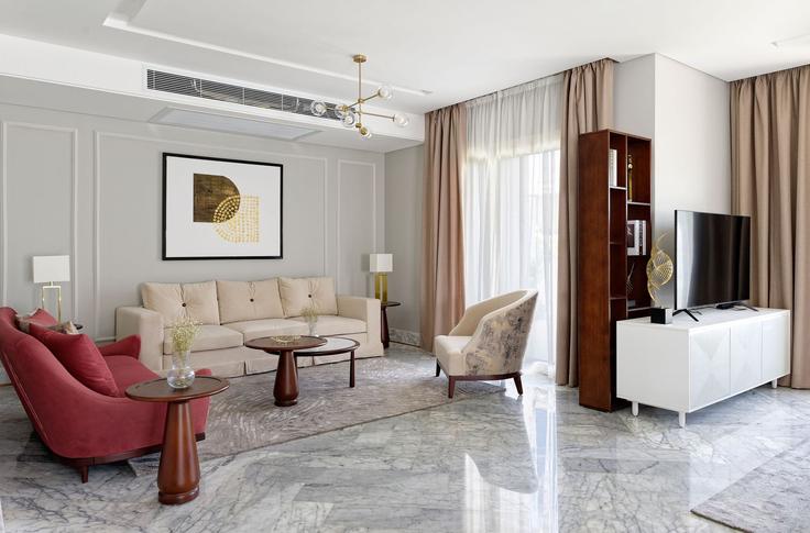 Sala de estar elegantemente projetada com móveis modernos em um apartamento no Building Festival Living - vesta-hospitality - 1634357 em New Cairo 1, Cairo