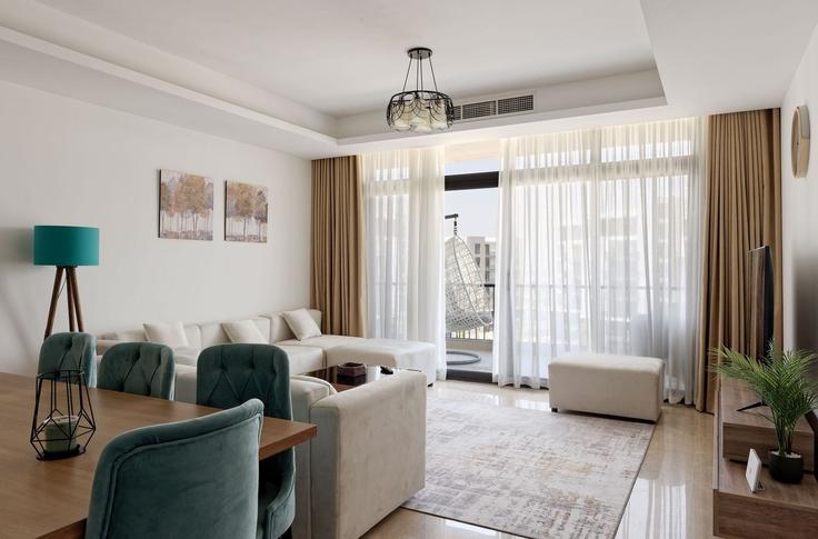Sala de estar elegantemente projetada com móveis modernos em um apartamento no Building Festival Living - vesta-hospitality - 1634359 em New Cairo 1, Cairo Sala de estar elegantemente projetada com móveis modernos em um apartamento no Building Festival Living - vesta-hospitality - 1634359 em New Cairo 1, Cairo