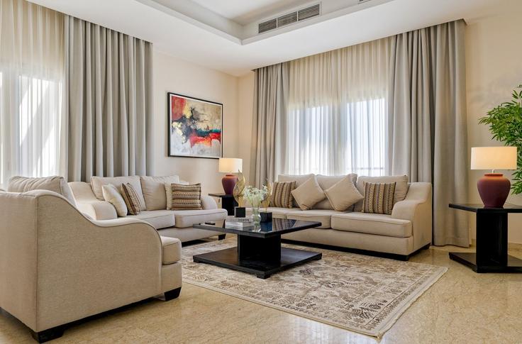Cairo New Cairo 1のBuilding Festival Living - vesta-hospitality - 1634379のアパートメントにある、モダンな家具を備えたエレガントなデザインのリビングルーム
