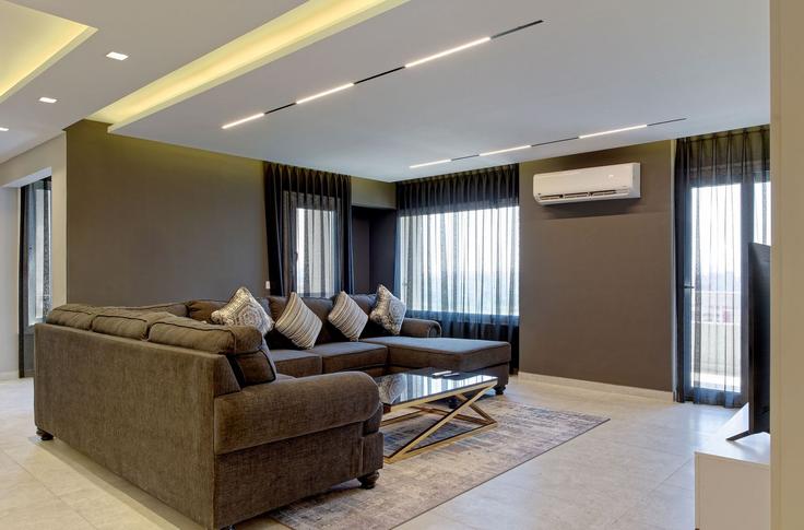 Sala de estar elegantemente projetada com móveis modernos em um apartamento no Building Corniche El Maadi - vesta-hospitality - 1634752 em Dar El Salam, Cairo
