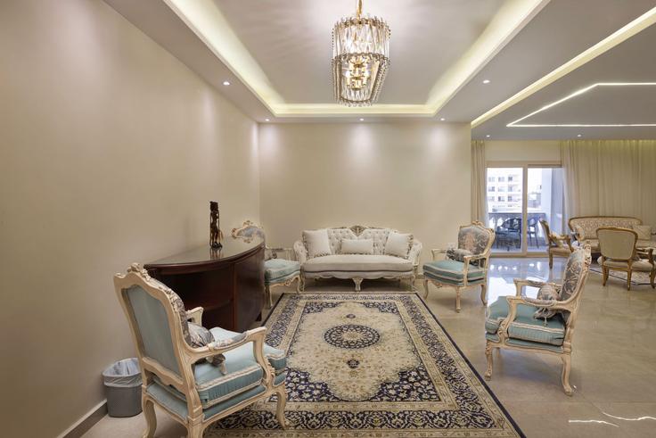 Elegante sala de estar con mobiliario moderno en un apartamento en Building Omar Zaafan - vesta-hospitality - 1639383 en Nasr City, Cairo