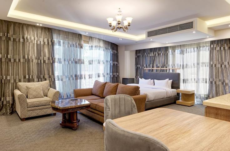 Elegante sala de estar con mobiliario moderno en un apartamento en Building Heliopolis - vesta-hospitality - 1639379 en New Cairo 1, Cairo Elegante sala de estar con mobiliario moderno en un apartamento en Building Heliopolis - vesta-hospitality - 1639379 en New Cairo 1, Cairo