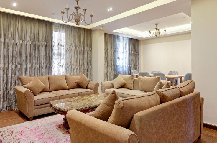 Elegante sala de estar con mobiliario moderno en un apartamento en Building New Cairo - vesta-hospitality - 1639381 en New Cairo 1, Cairo Elegante sala de estar con mobiliario moderno en un apartamento en Building New Cairo - vesta-hospitality - 1639381 en New Cairo 1, Cairo
