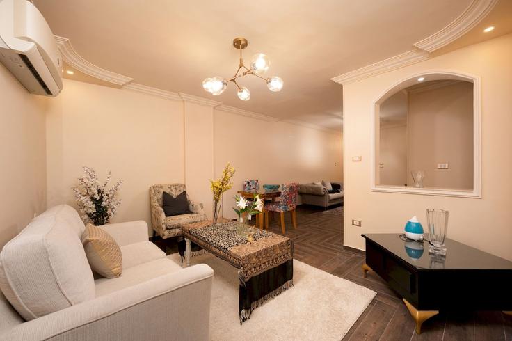Elegante sala de estar con mobiliario moderno en un apartamento en Building Abd El-Aziz Ismail - vesta-hospitality - 1639384 en El Nozha, Cairo