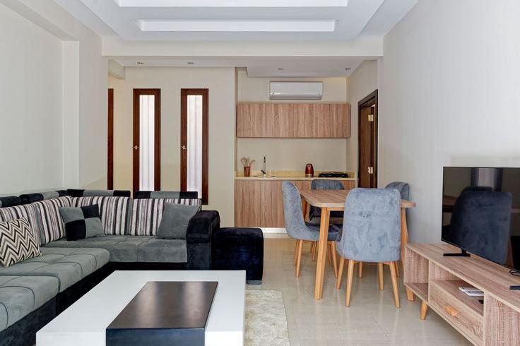 Salle de séjour élégante avec mobilier moderne dans un appartement à Building Talaat Harb Axis - vesta-hospitality - 1634755 à New Cairo 1, Cairo Salle de séjour élégante avec mobilier moderne dans un appartement à Building Talaat Harb Axis - vesta-hospitality - 1634755 à New Cairo 1, Cairo