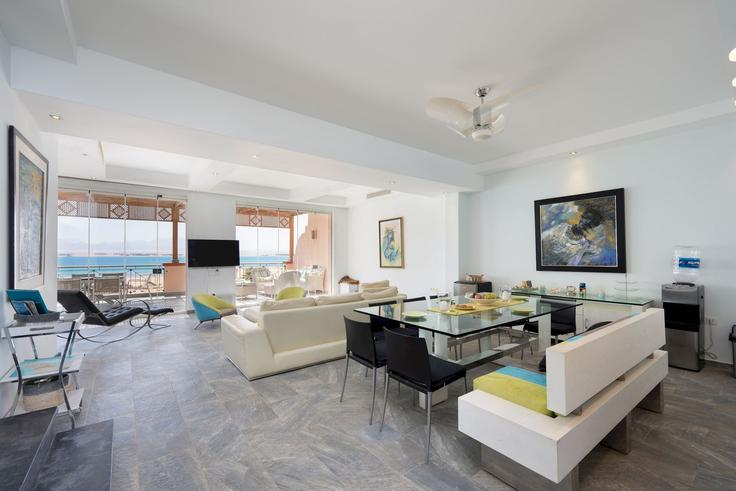 Sala de estar elegantemente projetada com móveis modernos em um apartamento no Building RXXM+WWX Soma Bay - vesta-hospitality - 1639402 em Safaga, Red Sea