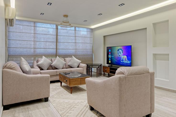 Elegante sala de estar con mobiliario moderno en un apartamento en Building Asmaa Fahmi - vesta-hospitality - 1634746 en Nasr City, Cairo