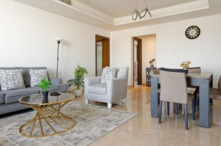 Cairo New Cairo 1のBuilding Aura apartments - vesta-hospitality - 1634358のアパートメントにある、モダンな家具を備えたエレガントなデザインのリビングルーム