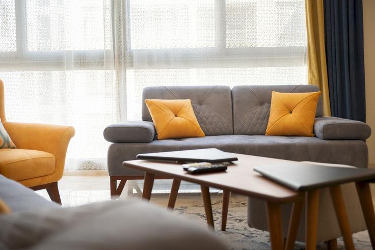 Elegant gestaltetes Wohnzimmer mit moderner Einrichtung in einer Wohnung im Building Gamal Abdel Nasser - vesta-hospitality - 1634744 in El Mokattam, Cairo