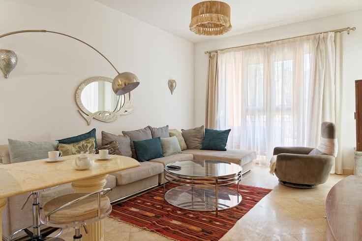 Sala de estar elegantemente projetada com móveis modernos em um apartamento no Building 9JVR+QWW Hurghada 2 - vesta-hospitality - 1639395 em Hurghada 2, Red Sea