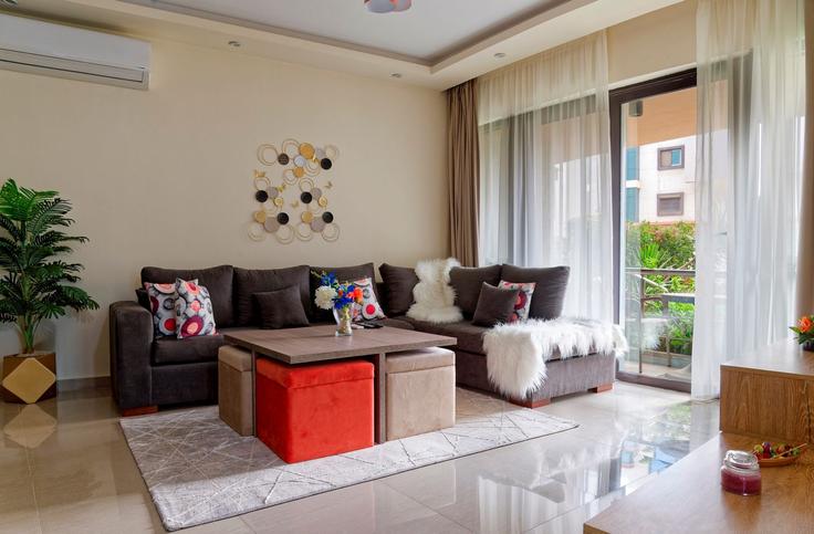 Salle de séjour élégante avec mobilier moderne dans un appartement à Building El Nasr - vesta-hospitality - 1634751 à New Cairo 3, Cairo Salle de séjour élégante avec mobilier moderne dans un appartement à Building El Nasr - vesta-hospitality - 1634751 à New Cairo 3, Cairo