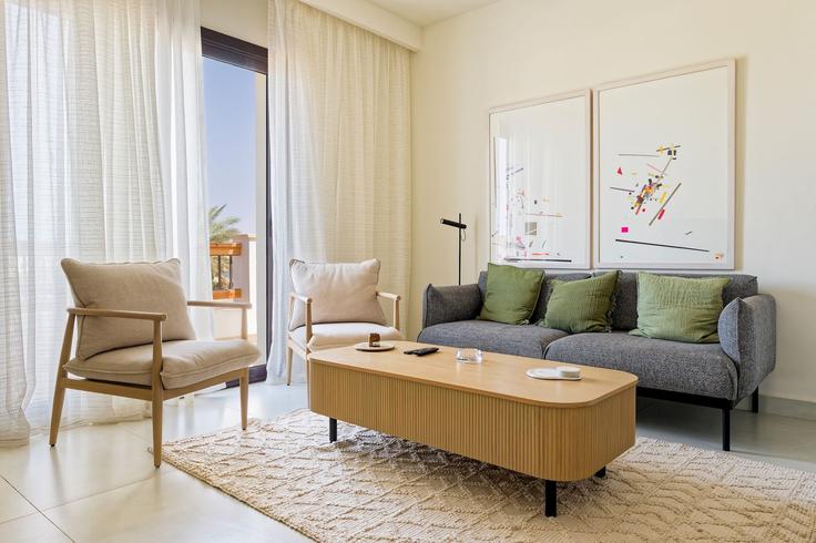 Red Sea Hurghada 2のBuilding CM67+P28 قسم ثان الغردقة - vesta-hospitality - 1639404のアパートメントにある、モダンな家具を備えたエレガントなデザインのリビングルーム Red Sea Hurghada 2のBuilding CM67+P28 قسم ثان الغردقة - vesta-hospitality - 1639404のアパートメントにある、モダンな家具を備えたエレガントなデザインのリビングルーム