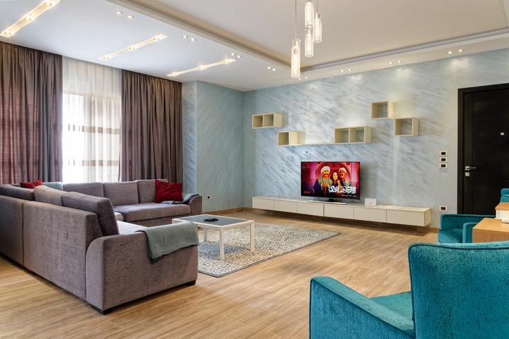 Cairo New Cairo 1のBuilding 2F6W+7J9 Village Gate - vesta-hospitality - 1634368のアパートメントにある、モダンな家具を備えたエレガントなデザインのリビングルーム