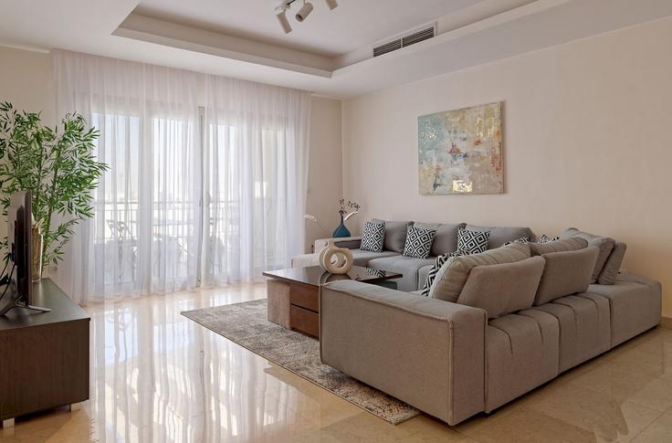 New Cairo 1, Cairo에 위치한 Building 2CM5+QMF New Cairo 1 - vesta-hospitality - 1634373 유닛의 세련된 인테리어가 돋보이는 거실 New Cairo 1, Cairo에 위치한 Building 2CM5+QMF New Cairo 1 - vesta-hospitality - 1634373 유닛의 세련된 인테리어가 돋보이는 거실