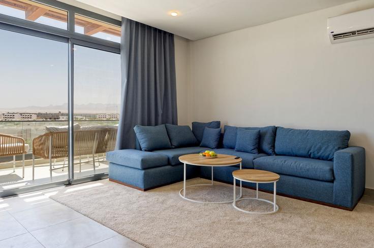 Sala de estar elegantemente projetada com móveis modernos em um apartamento no Building 26.865314 - vesta-hospitality - 1634756 em Safaga, Red Sea Sala de estar elegantemente projetada com móveis modernos em um apartamento no Building 26.865314 - vesta-hospitality - 1634756 em Safaga, Red Sea