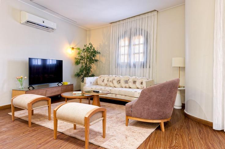 Salle de séjour élégante avec mobilier moderne dans un appartement à Building No.45 - vesta-hospitality - 1634753 à New Cairo 1, Cairo Salle de séjour élégante avec mobilier moderne dans un appartement à Building No.45 - vesta-hospitality - 1634753 à New Cairo 1, Cairo
