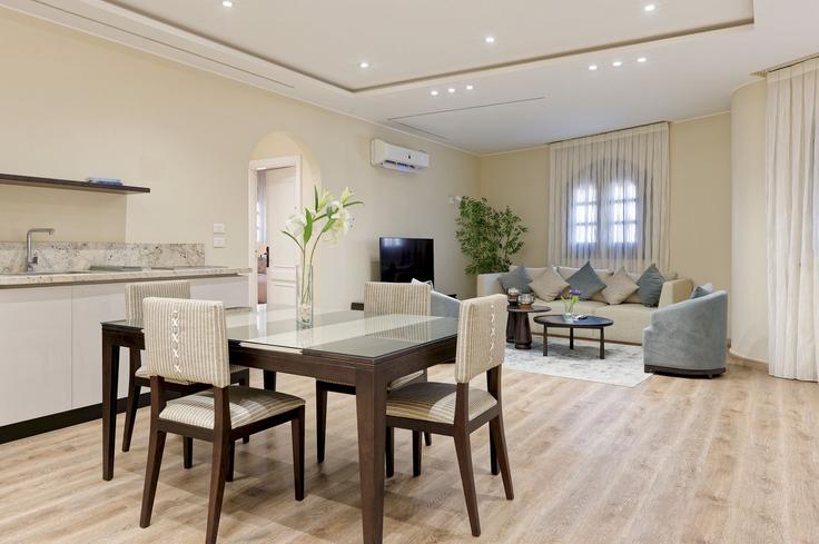 Sala de estar elegantemente projetada com móveis modernos em um apartamento no Building No.45 - vesta-hospitality - 1634748 em New Cairo 1, Cairo Sala de estar elegantemente projetada com móveis modernos em um apartamento no Building No.45 - vesta-hospitality - 1634748 em New Cairo 1, Cairo