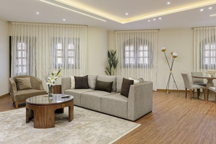 Sala de estar elegantemente projetada com móveis modernos em um apartamento no Building No.45 - vesta-hospitality - 1634741 em New Cairo 1, Cairo Sala de estar elegantemente projetada com móveis modernos em um apartamento no Building No.45 - vesta-hospitality - 1634741 em New Cairo 1, Cairo