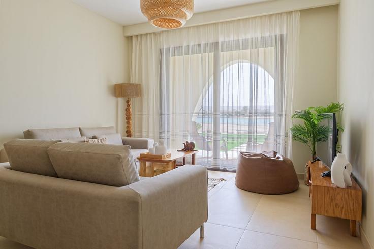Sala de estar elegantemente projetada com móveis modernos em um apartamento no Building 9MX6+R73 Hurghada 2 - vesta-hospitality - 1639419 em Hurghada 2, Red Sea
