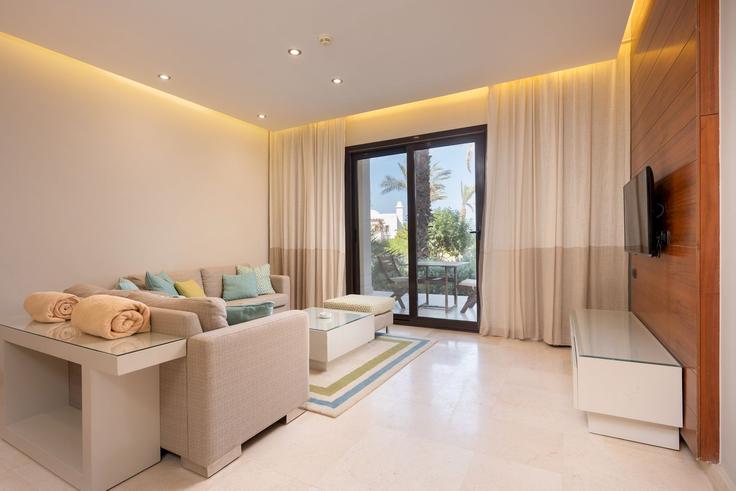 Red Sea Hurghada 2のBuilding CM77+95Q Hurghada 2 - vesta-hospitality - 1639412のアパートメントにある、モダンな家具を備えたエレガントなデザインのリビングルーム Red Sea Hurghada 2のBuilding CM77+95Q Hurghada 2 - vesta-hospitality - 1639412のアパートメントにある、モダンな家具を備えたエレガントなデザインのリビングルーム
