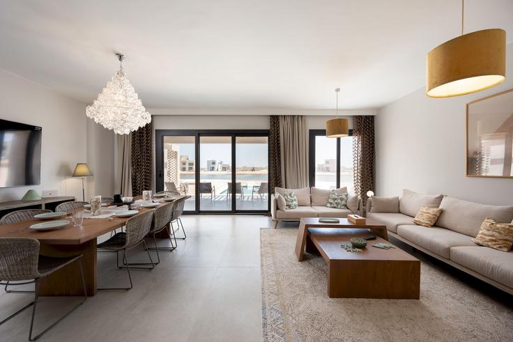 Sala de estar elegantemente projetada com móveis modernos em um apartamento no Building CMF2+PGM Hurghada 2 - vesta-hospitality - 1639414 em Hurghada 2, Red Sea