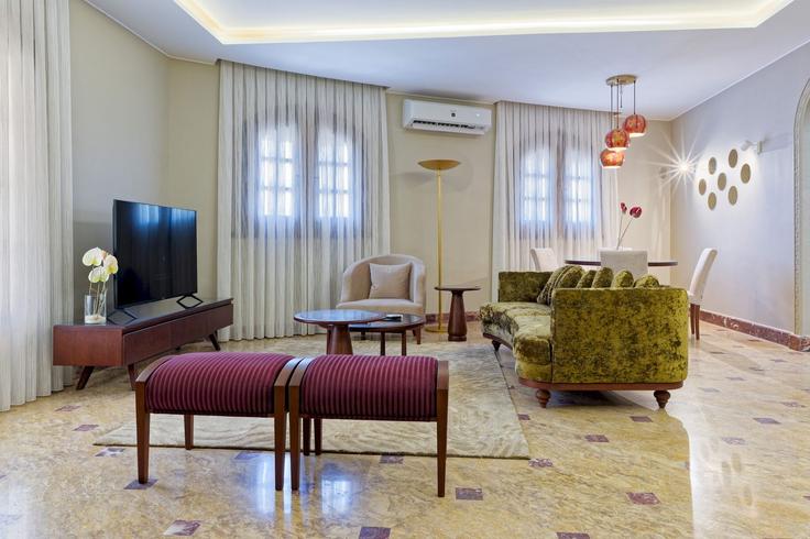 Building No.45 - vesta-hospitality - 1634370 adresindeki bir dairede modern mobilyalarla zarif bir şekilde tasarlanmış oturma odası New Cairo 1, Cairo Building No.45 - vesta-hospitality - 1634370 adresindeki bir dairede modern mobilyalarla zarif bir şekilde tasarlanmış oturma odası New Cairo 1, Cairo