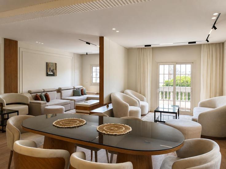 Sala de estar elegantemente projetada com móveis modernos em um apartamento no Building 2C6M+FVF New Cairo 1 - vesta-hospitality - 1634757 em New Cairo 1, Cairo Sala de estar elegantemente projetada com móveis modernos em um apartamento no Building 2C6M+FVF New Cairo 1 - vesta-hospitality - 1634757 em New Cairo 1, Cairo