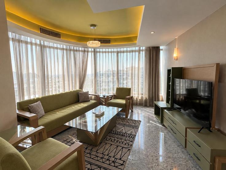 Elegant gestaltetes Wohnzimmer mit moderner Einrichtung in einer Wohnung im Building Nile Corniche - vesta-hospitality - 1642783 in Dar El Salam, Cairo
