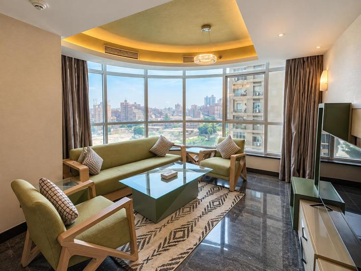 Building Nile Corniche - vesta-hospitality - 1644591 adresindeki bir dairede modern mobilyalarla zarif bir şekilde tasarlanmış oturma odası Dar El Salam, Cairo Building Nile Corniche - vesta-hospitality - 1644591 adresindeki bir dairede modern mobilyalarla zarif bir şekilde tasarlanmış oturma odası Dar El Salam, Cairo